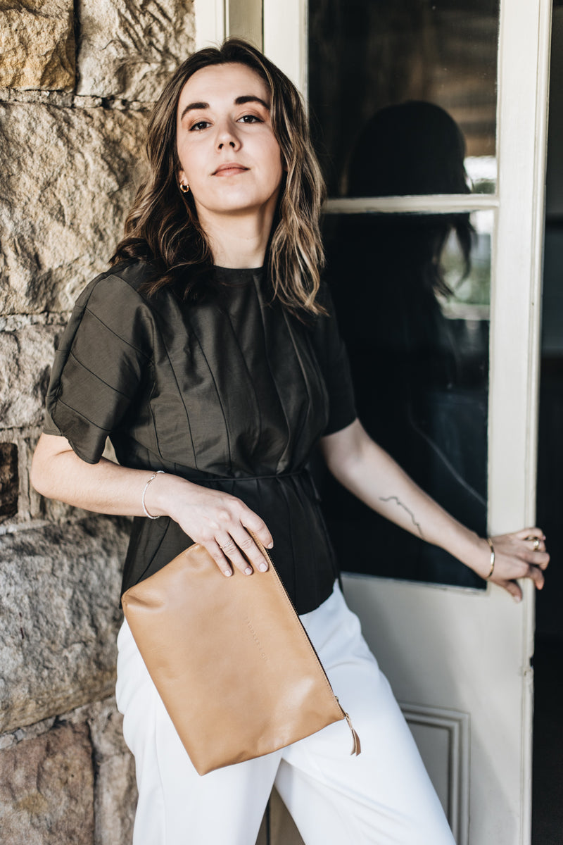 The Classic Clutch in Barley – Saddler & Co